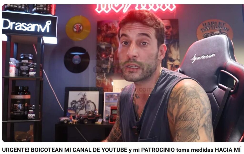 Una imagen del canal de Alfonso Gallardo, que se hace llamar Roma Gallardo en las redes. El titular falso "URGENTE! BOICOTEAN MI CANAL DE YOUTUBE y mi PATROCINIO toma medidas HACIA MÍ" resume varios de los puntos clave analizados en este artículo.