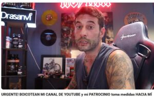 Una imagen del canal de Alfonso Gallardo, que se hace llamar Roma Gallardo en las redes. El titular falso "URGENTE! BOICOTEAN MI CANAL DE YOUTUBE y mi PATROCINIO toma medidas HACIA MÍ" resume varios de los puntos clave analizados en este artículo.